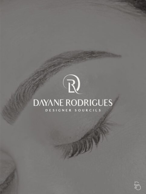 Conexão 🇫🇷 ⮂ 🇧🇷
• Criação de Marca | Identidade Visual •

Neste projeto desenvolvido para a Dayane Rodrigues | Designer Sourcils, nosso desafio foi o de criar uma identidade que traduzisse em forma e cor não apenas o design de sobrancelhas, mas também o início de um novo ciclo na vida desta profissional incrível e querida por nós! 🌸✍🏼

As cores escolhidas carregam a essência dessa trajetória:

▫️ O rosa seco simboliza delicadeza e feminilidade, refletindo o cuidado em cada detalhe do seu trabalho.

▫️ O branco transmite pureza, serenidade e clareza, reforçando a transparência e a confiança em cada atendimento.

▫️ O preto traduz força, sofisticação e profissionalismo, valores que marcam a identidade da marca.

As tipografias são modernas e minimalistas, transmitindo elegância e clareza, aliadas a um símbolo delicado e desenhado com suas iniciais. O resultado é uma identidade visual sofisticada e atemporal, que acompanha a realização de seu grande sonho: o de florescer também profissionalmente na França. ♾️

Gratidão pela confiança em nosso trabalho, @dayanerodrigues.designer! 🤍

Que sua marca seja sinônimo de autoestima, autoamor, e que a história de muitas mulheres sejam valorizadas através de seus olhares. Sucesso sempre! ✨

#criacaodelogo #identidadevisual #logotipogoiânia #idvisual #DesignaGestão