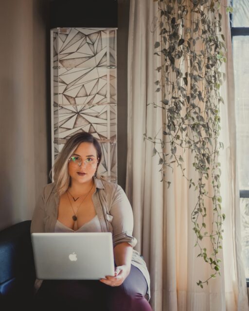 Hoje é o Dia do Profissional de Propaganda! 👩🏼‍💼💡

E, pra mim, é impossível não refletir sobre o significado real de ser publicitária.

Ser publicitária não é apenas criar campanhas bonitas ou seguir tendências passageiras.

É estudar comportamento, compreender pessoas, traduzir ideias em significado e dar forma ao invisível: o valor que uma marca carrega.

A propaganda é uma profissão construída com base em estratégia, sensibilidade e conhecimento técnico.

É uma formação superior, que exige empenho, método, teoria e prática. Não é um curso rápido, nem um simples talento criativo, mas sim um campo que une intelecto, design, negócios e propósito. 📖

Há mais de 10 anos escolhi viver a propaganda com verdade! E essa foi a minha melhor decisão: seguir minha vocação e meu coração.

Hoje celebro com orgulho essa profissão que me permitiu construir histórias, valorizar marcas e transformar ideias em algo que faz sentido no mundo. ✨

Feliz Dia do Profissional de Propaganda! 🧡
Merecemos todo o reconhecimento por nossa entrega.

Porque comunicar é mais do que divulgar: é entender o que move as pessoas, o que conecta e o que transforma. ♾️

#DiadoProfissionaldePropaganda #PublicidadeePropaganda #DesignaGestão