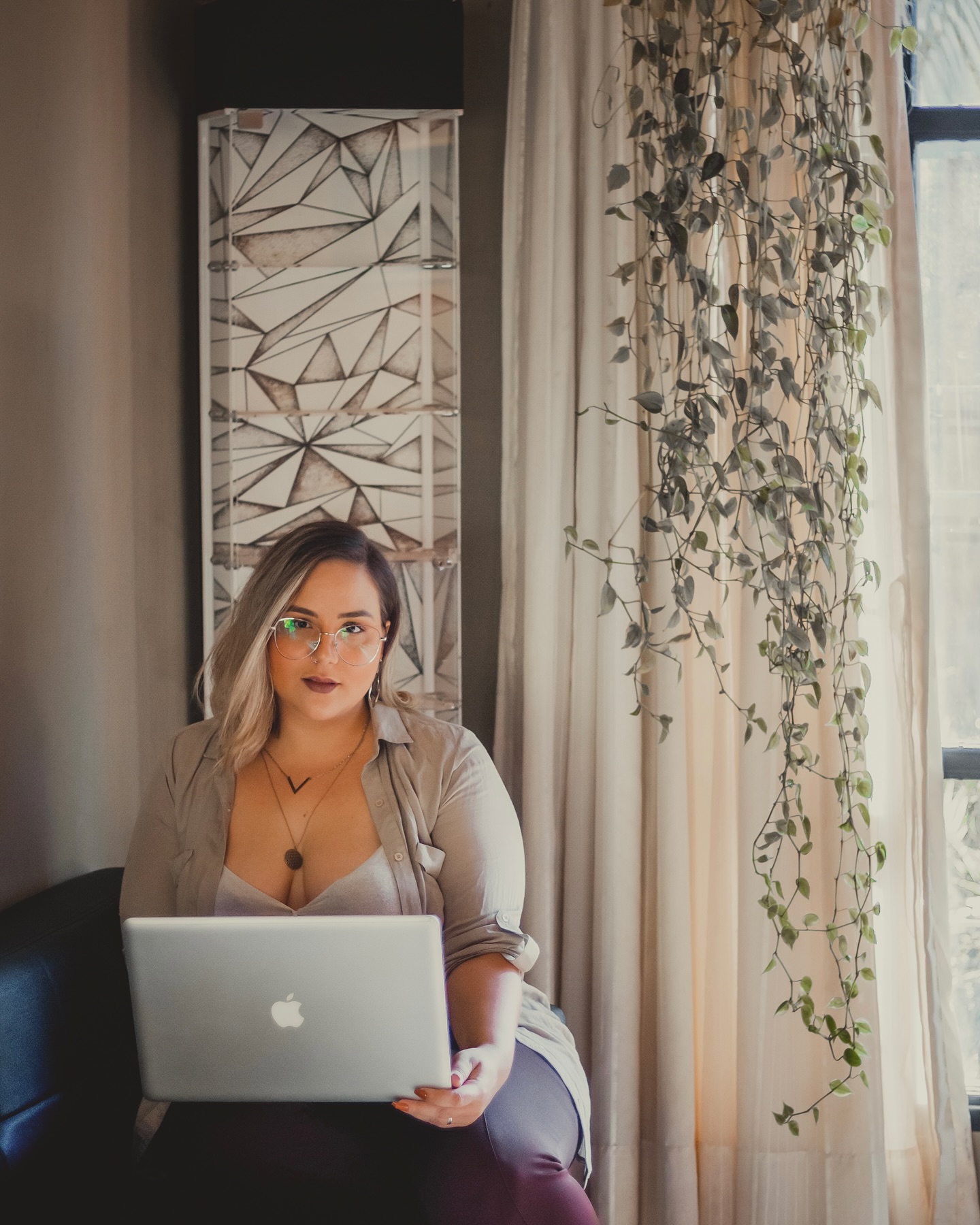 Hoje é o Dia do Profissional de Propaganda! 👩🏼‍💼💡

E, pra mim, é impossível não refletir sobre o significado real de ser publicitária.

Ser publicitária não é apenas criar campanhas bonitas ou seguir tendências passageiras.

É estudar comportamento, compreender pessoas, traduzir ideias em significado e dar forma ao invisível: o valor que uma marca carrega.

A propaganda é uma profissão construída com base em estratégia, sensibilidade e conhecimento técnico.

É uma formação superior, que exige empenho, método, teoria e prática. Não é um curso rápido, nem um simples talento criativo, mas sim um campo que une intelecto, design, negócios e propósito. 📖

Há mais de 10 anos escolhi viver a propaganda com verdade! E essa foi a minha melhor decisão: seguir minha vocação e meu coração.

Hoje celebro com orgulho essa profissão que me permitiu construir histórias, valorizar marcas e transformar ideias em algo que faz sentido no mundo. ✨

Feliz Dia do Profissional de Propaganda! 🧡
Merecemos todo o reconhecimento por nossa entrega.

Porque comunicar é mais do que divulgar: é entender o que move as pessoas, o que conecta e o que transforma. ♾️

#DiadoProfissionaldePropaganda #PublicidadeePropaganda #DesignaGestão