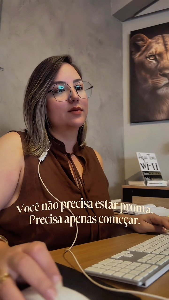 Existem mulheres que carregam sonhos e que decidem construí-los, mesmo quando tudo parece difícil. ✨

Empreender nunca foi sobre facilidade. É sobre coragem. Sobre continuar mesmo sem garantias. Sobre acreditar no que ainda não existe, mas pode existir.

Durante muito tempo, eu trabalhei com o que tinha: um quarto, um computador, uma filha pequena e uma vontade enorme de construir uma vida diferente.

Ao longo dessa jornada, entendi que nenhuma marca se torna valiosa por acaso. E o mesmo vale para nós.

Valor não nasce quando o mercado nos reconhece.

Valor nasce quando decidimos reconhecer nosso próprio potencial e agir apesar dos medos.

Hoje olho para trás e vejo muito mais do que empresas, clientes, projetos ou resultados.

Vejo uma história construída com
propósito, estudo, trabalho e fé.

E, acima de tudo, vejo a prova de que mulheres fortes podem ser mães, profissionais, criativas, empreendedoras e protagonistas da própria história.

Se você está começando agora,
não despreze os pequenos passos.

Grandes marcas, grandes empresas
e grandes sonhos também começam pequenos.

Confie em você. Tenha fé. Continue construindo.

Seu futuro pode estar dependendo apenas
da decisão que você toma hoje. 🤍